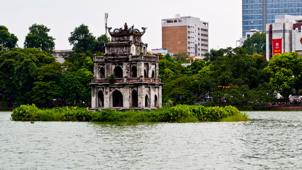 tempat wisata terbaik di Vietnam - Hoan Kiem Lake (Hanoi) in Vietnam
