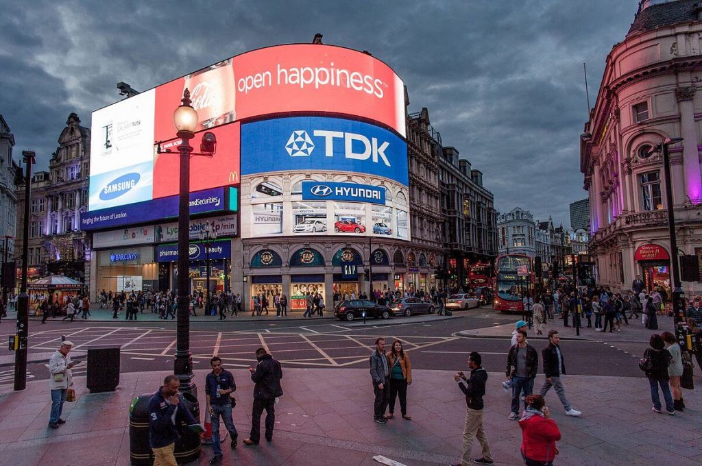 Top Tourist Attractions in London England - Piccadilly Circus