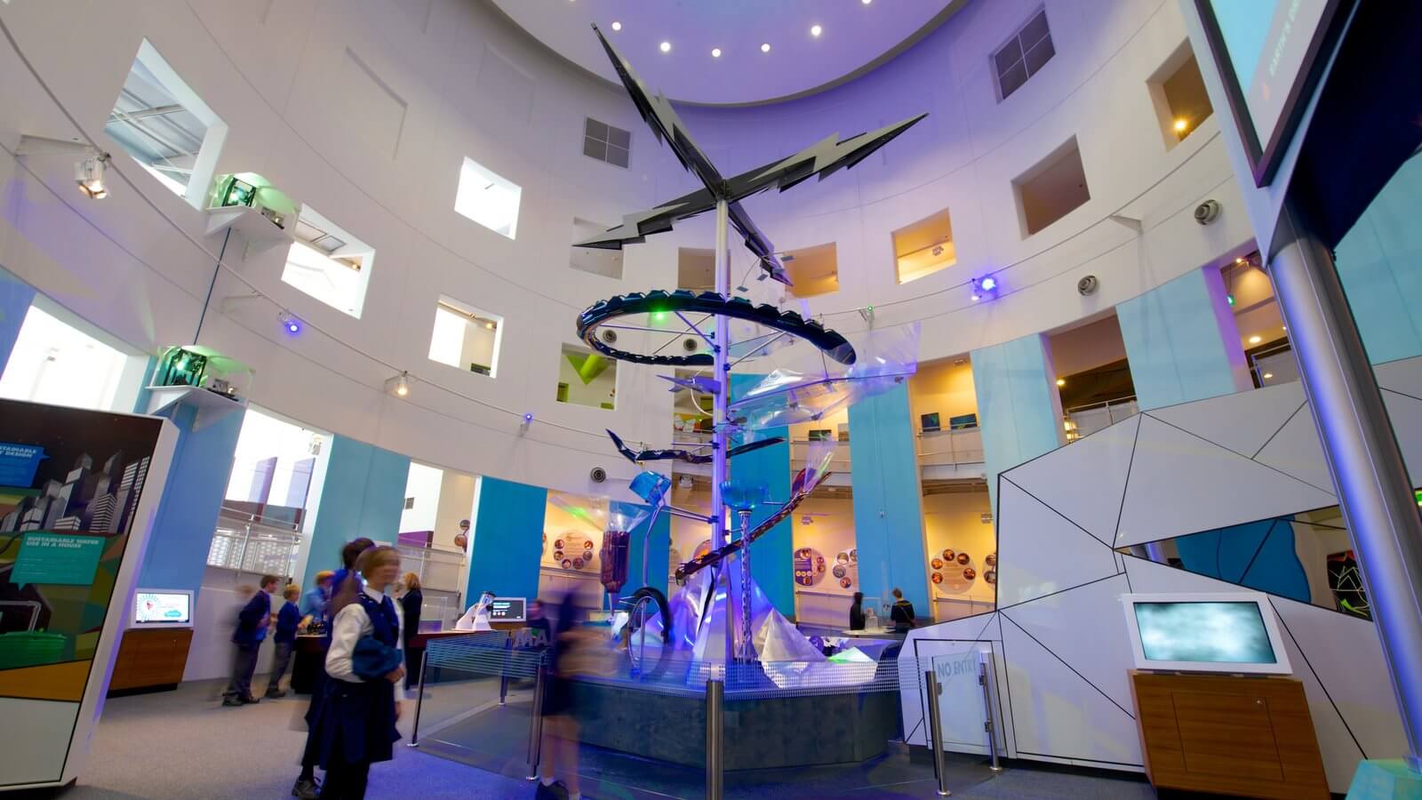 Questacon - National Science and Technology Centre - Tempat Wisata Terbaik di Canberra Australia