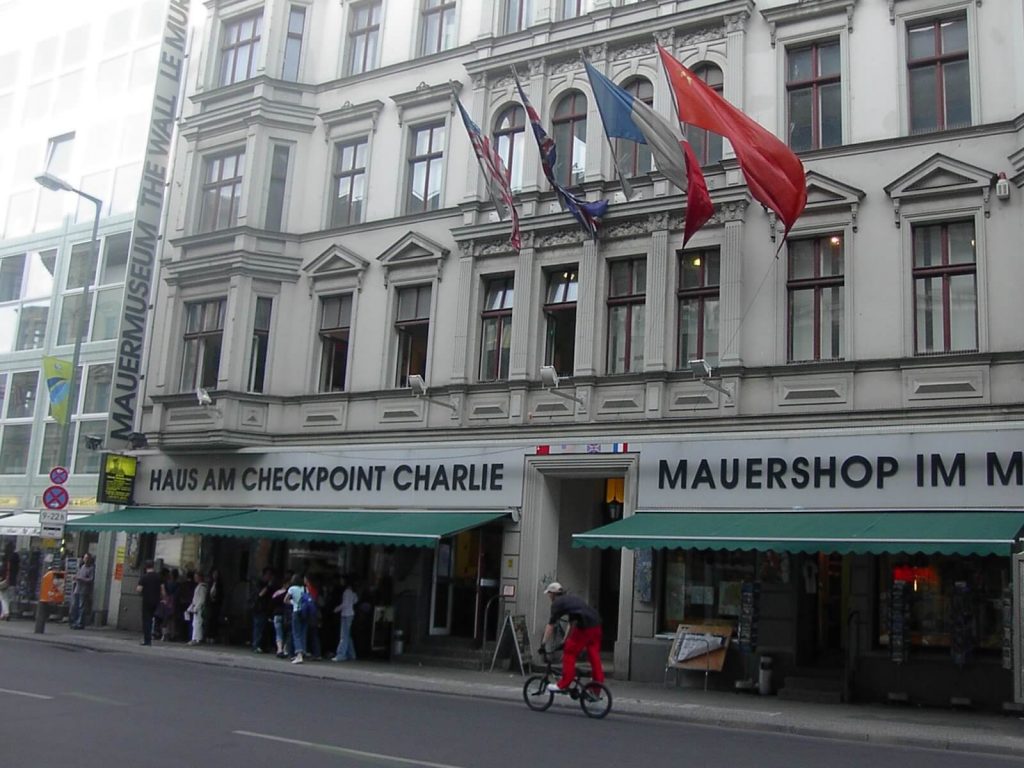 Tempat Wisata Terbaik di Berlin Jerman -Checkpoint Charlie Museum
