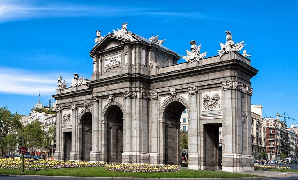 Puerta de Alcalá - Tempat Wisata Terbaik di Madrid Spanyol