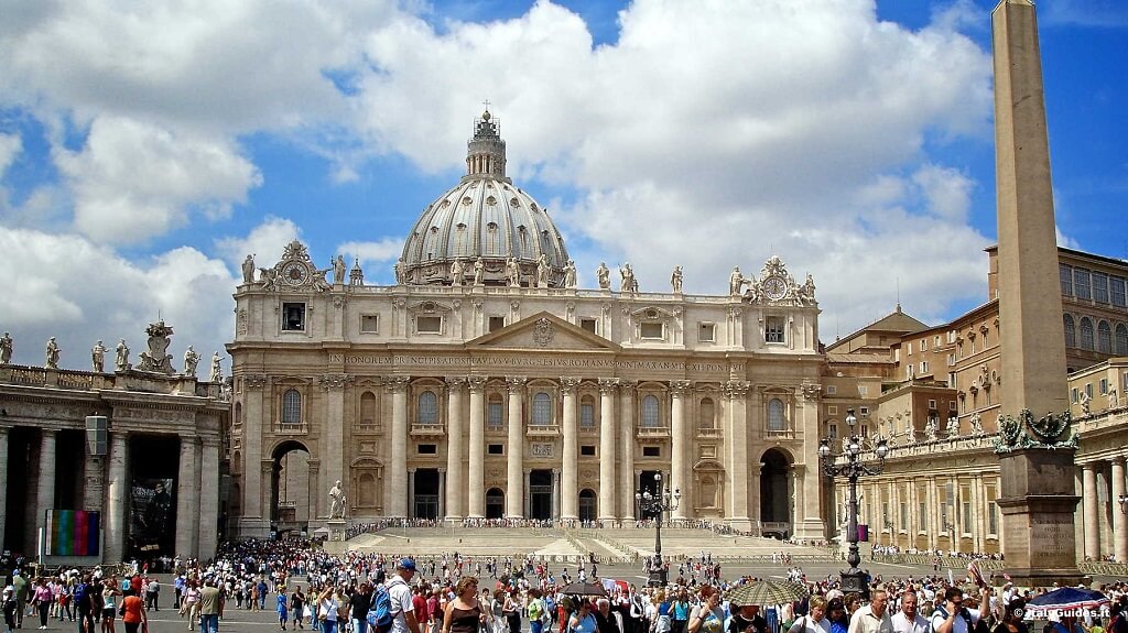 St. Peters Basilica - Gambar dan Foto Tempat Wisata Terkenal di Roma Italia
