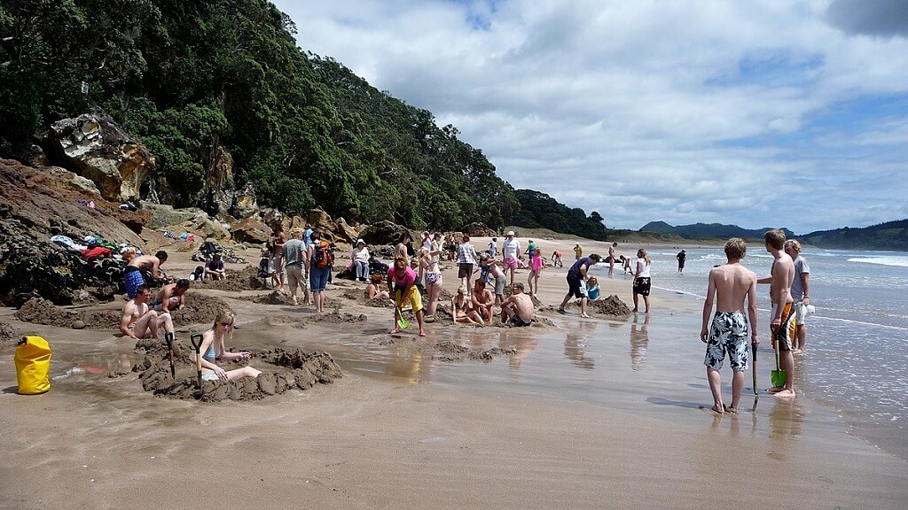 Hot Water Beach - Gambar Foto Tempat Wisata Favorit di Selandia Baru - New Zealand