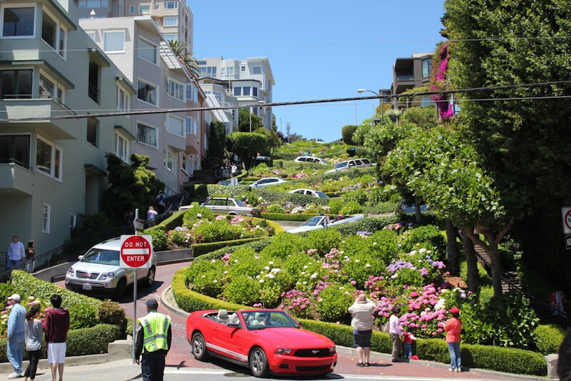 Lombard Street - Gambar dan Foto Tempat Wisata Terbaik di San Fransisco USA