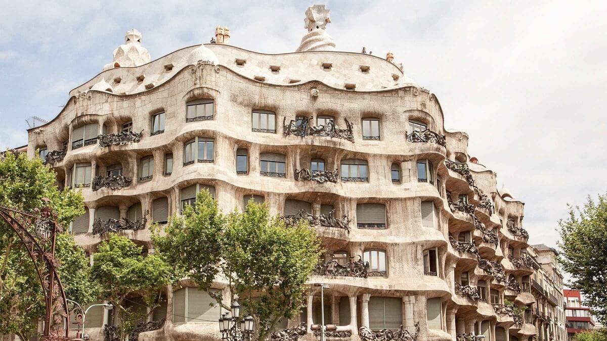 Casa Milà - Gambar Foto Tempat Wisata Terbaik di Barcelona Spanyol