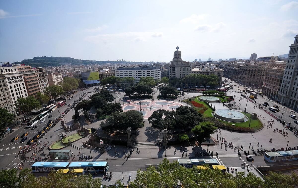 Plaça de Catalunya - Gambar Foto Tempat Wisata Terbaik di Barcelona Spanyol