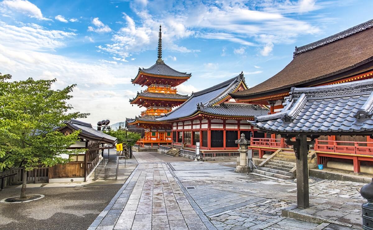 Kiyomizu-dera - Gambar Foto Tempat Wisata Terkenal di Kyoto Jepang