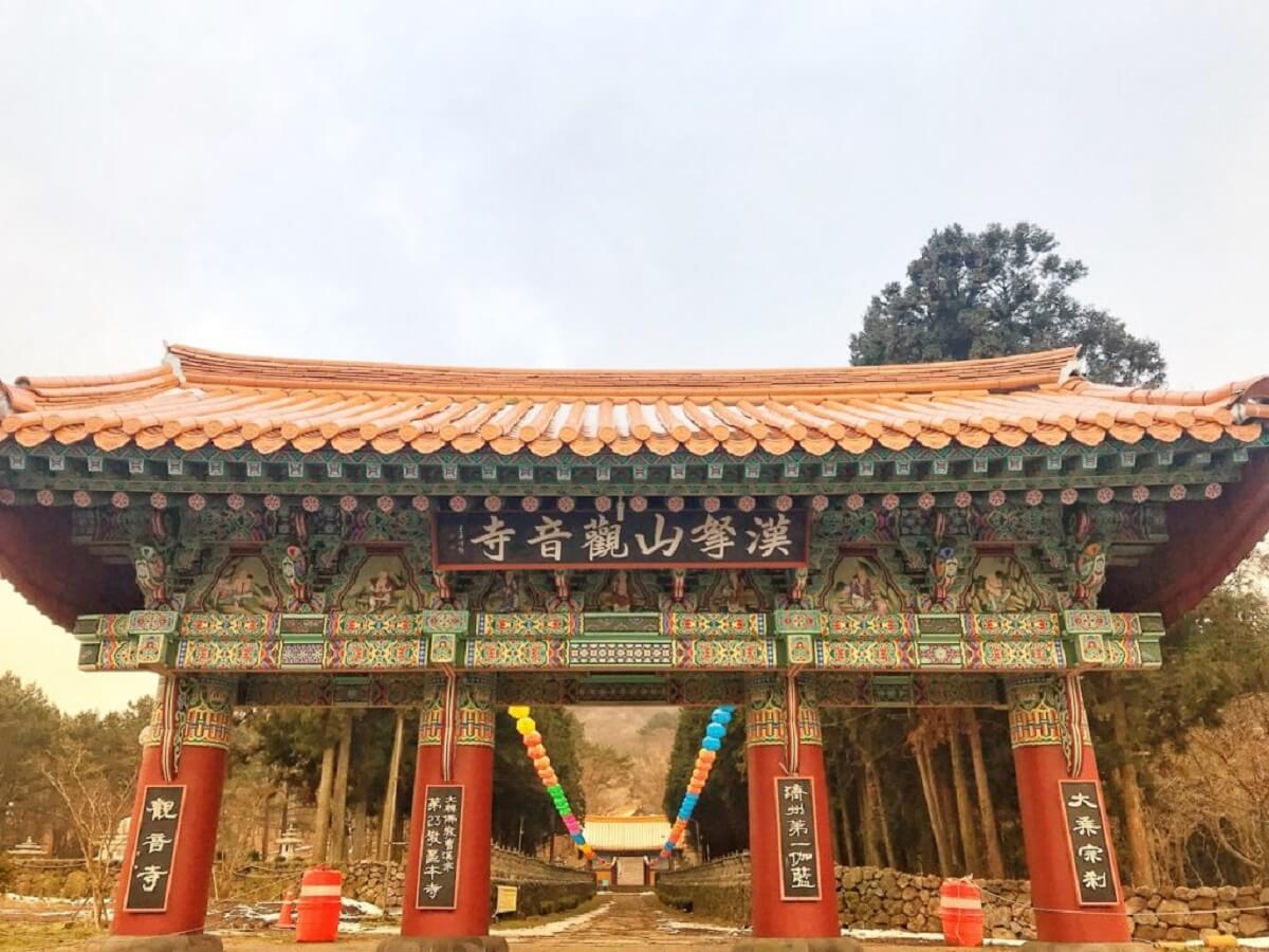 Gwaneumsa Temple Jeju - Gambar Foto Tempat Wisata Terkenal di Jeju Korea Selatan