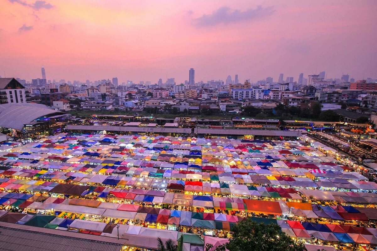 Ratchada Rot Fai Train Night Market - Gambar Foto Tempat Wisata Terkenal di Bangkok Thailand