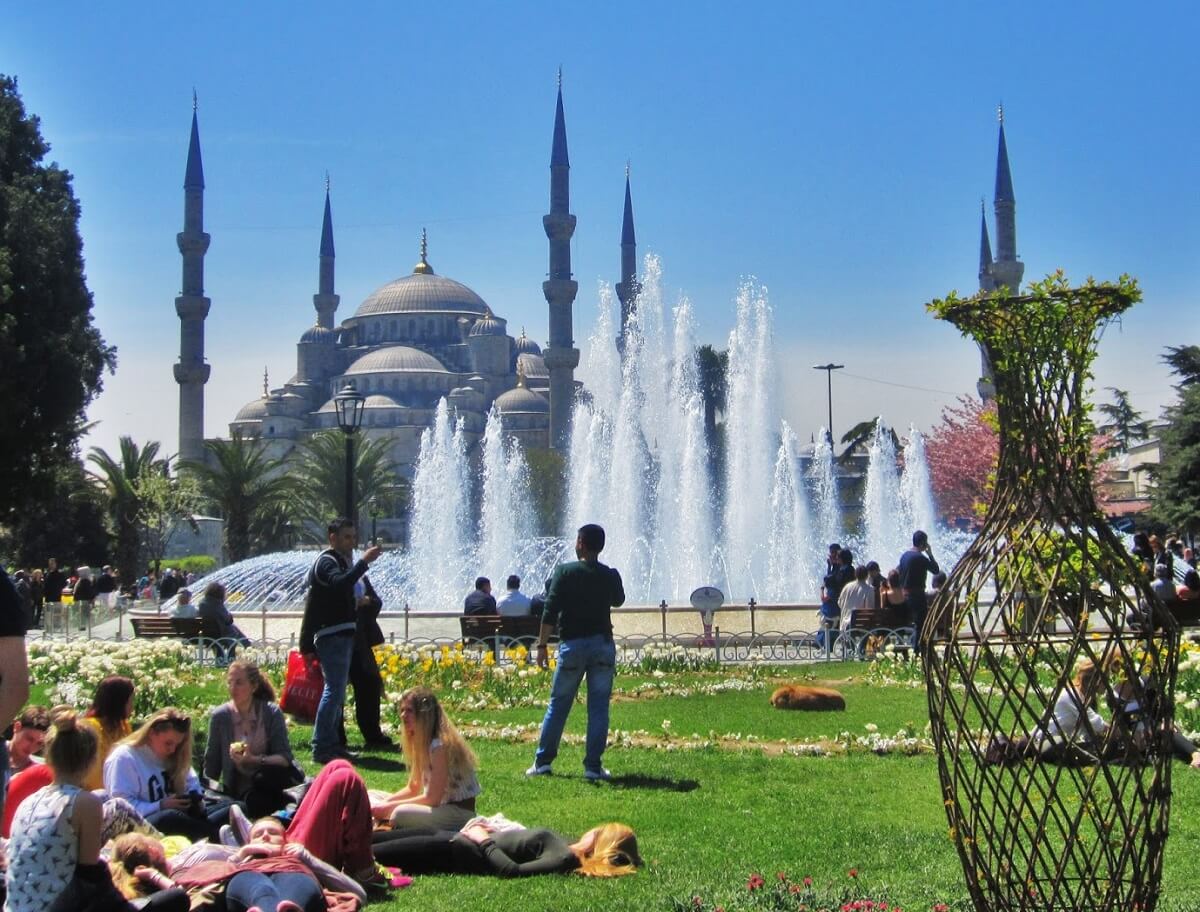 Sultanahmet Square - Gambar Foto Tempat Wisata Terkenal dan Favorit di Turki