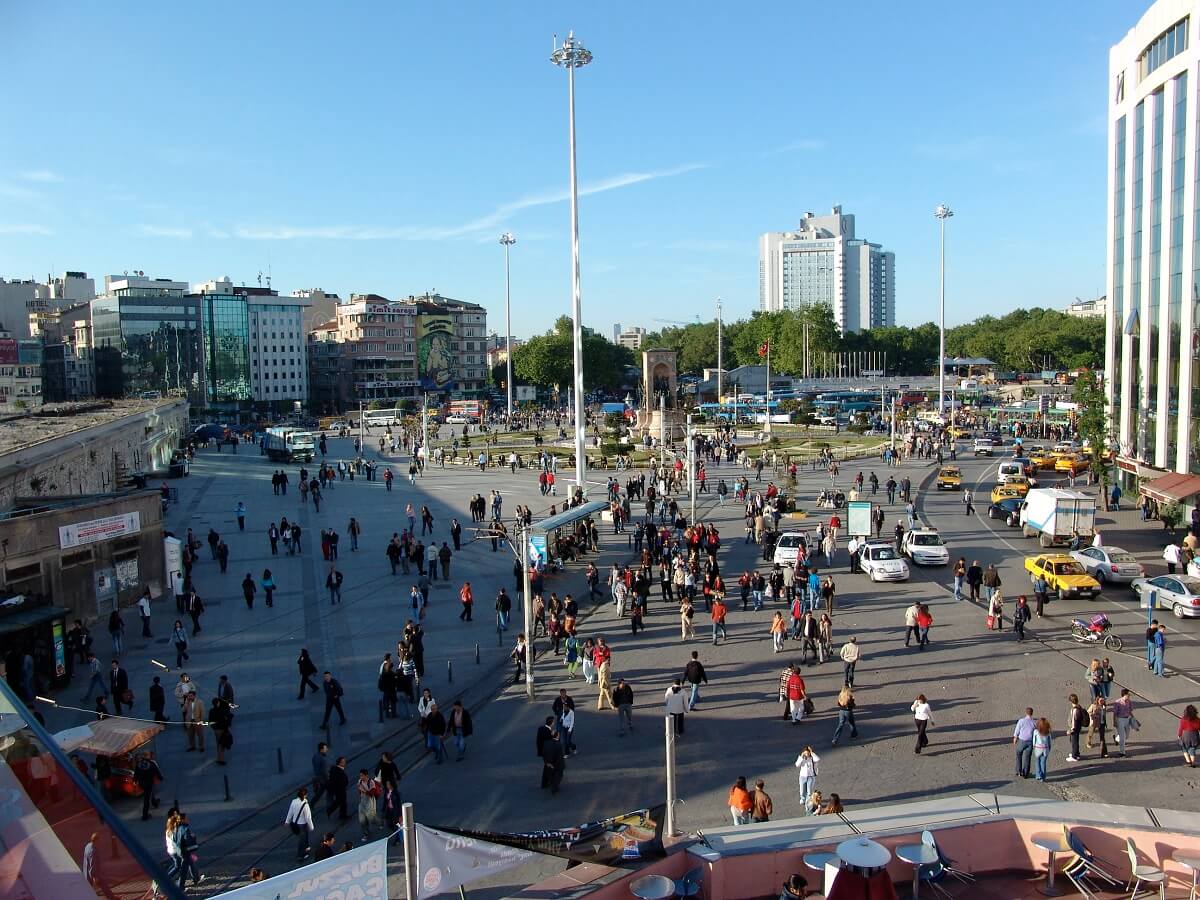 Taksim Square - Gambar Foto Tempat Wisata Terkenal dan Favorit di Turki