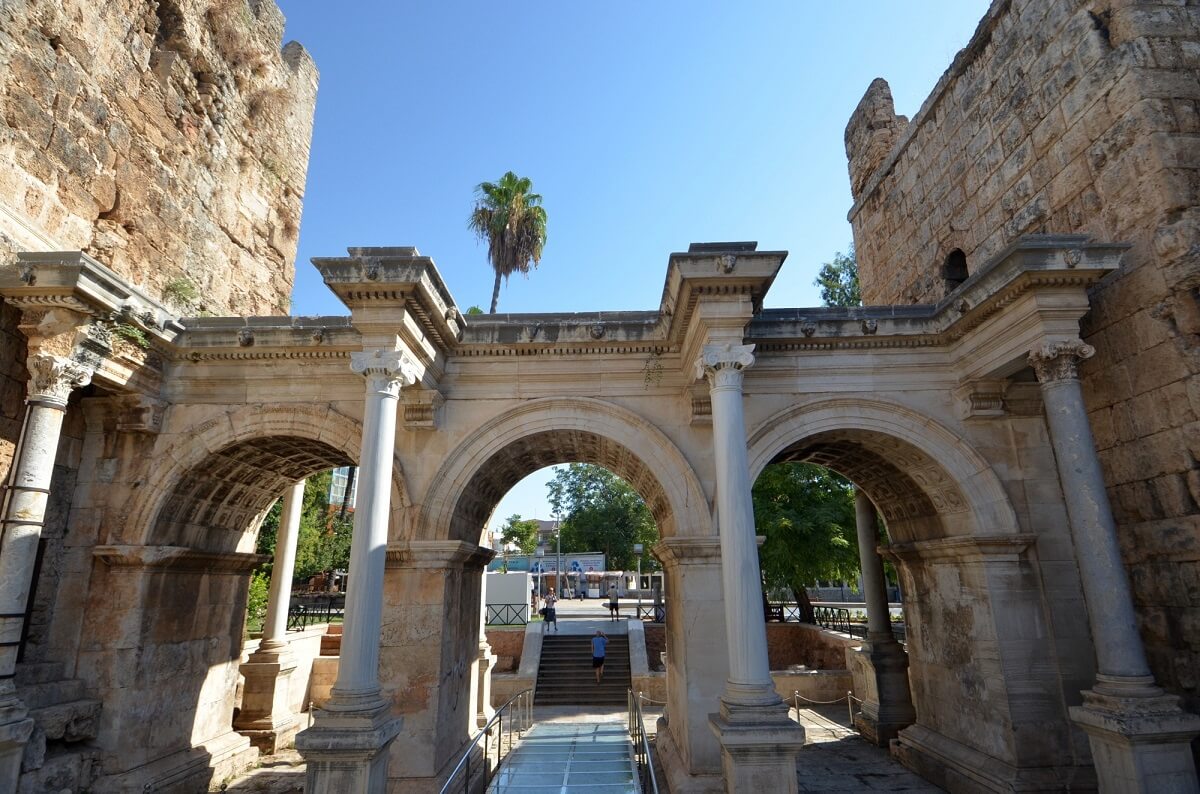 Hadrian's Gate - Gambar Foto Tempat Wisata Terkenal dan Favorit di Turki