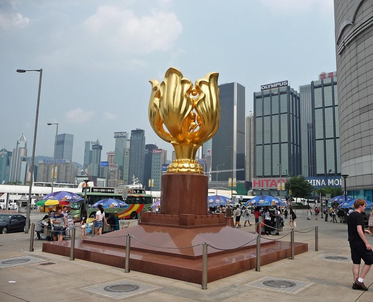 Golden Bauhinia Square - Gambar Foto Tempat Wisata Terkenal di Hong Kong
