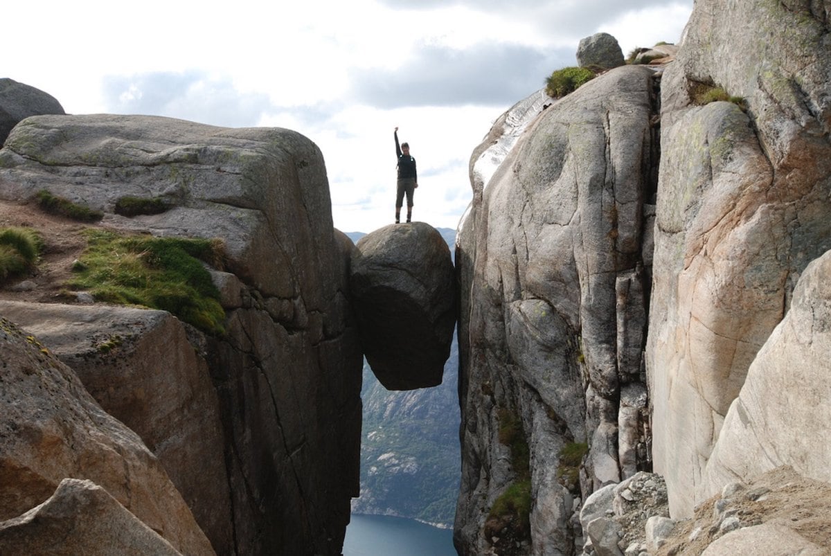 Kjerag - Gambar Foto Tempat Wisata Terkenal di Norwegia