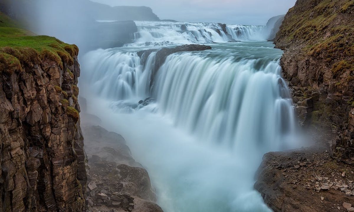 Gullfoss Falls - Tempat Wisata Terkenal dan Favorit di Islandia