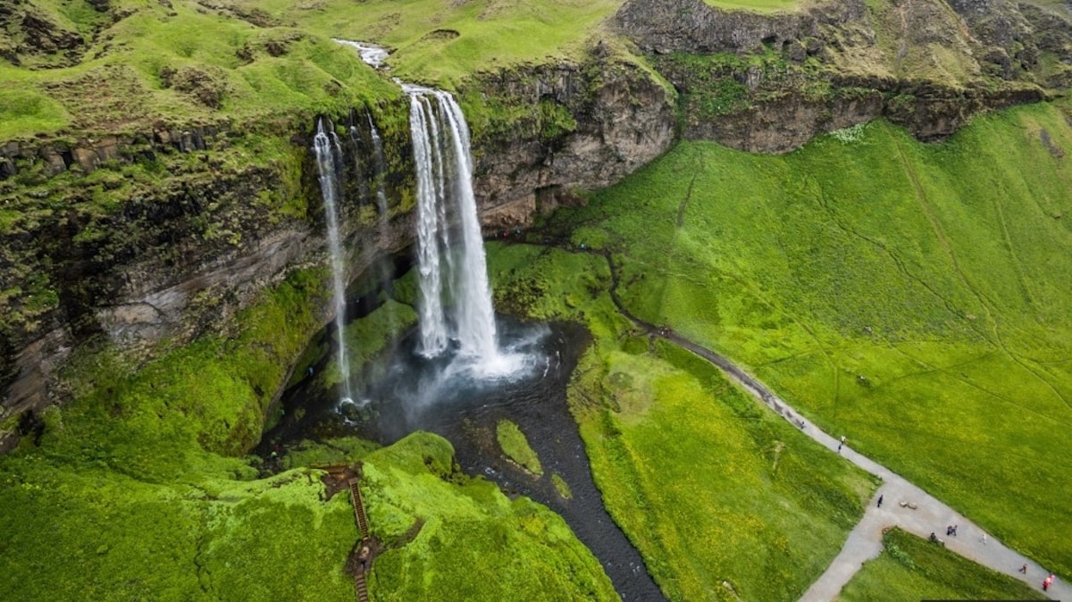 Seljalandsfoss - Tempat Wisata Terkenal dan Favorit di Islandia