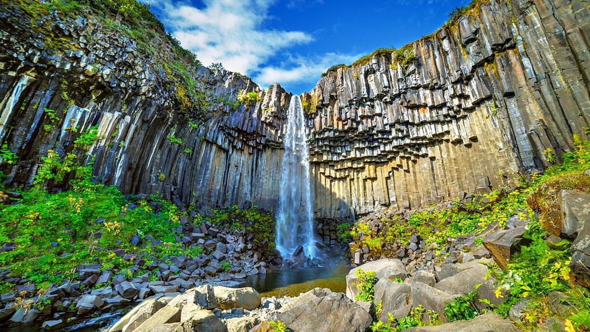 Svartifoss - Tempat Wisata Terkenal dan Favorit di Islandia