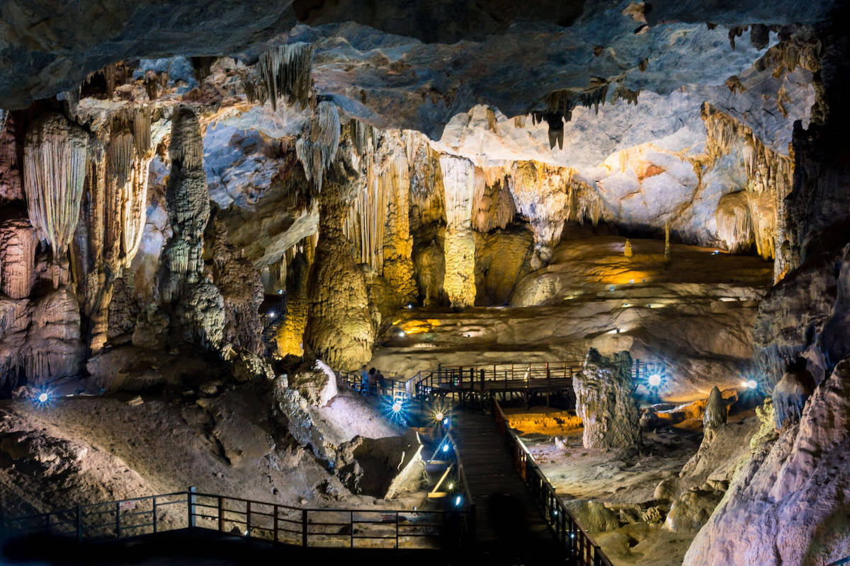 Phong Nha Cave - Tempat Wisata Terkenal dan Favorit di Vietnam