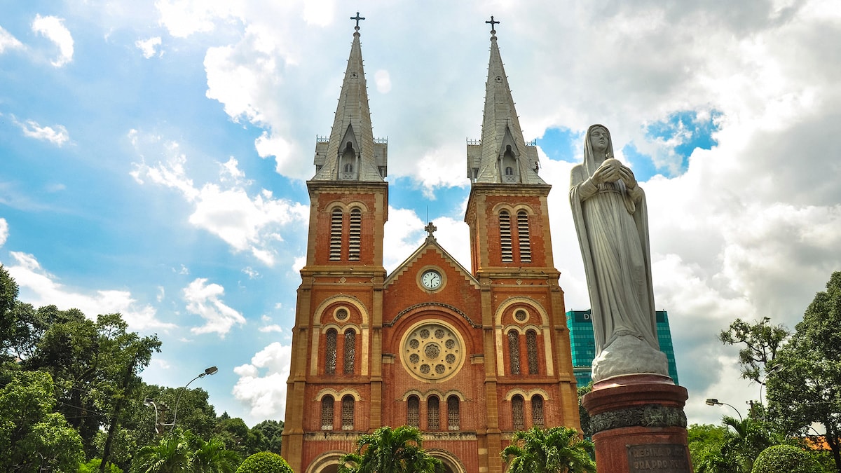 Basilika Notre-Dame Saigon - Tempat Wisata Terkenal dan Favorit di Vietnam