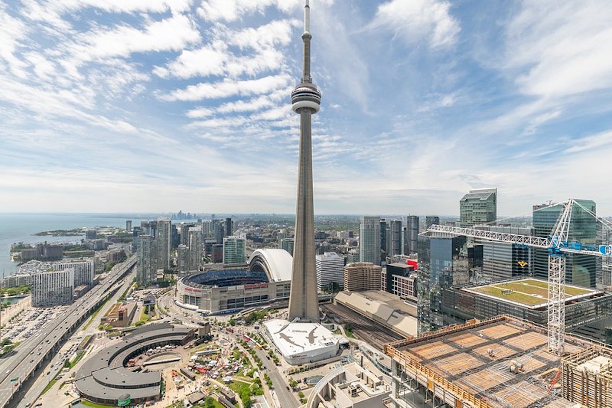 CN Tower - Tempat Wisata Terkenal dan Favorit di Kanada