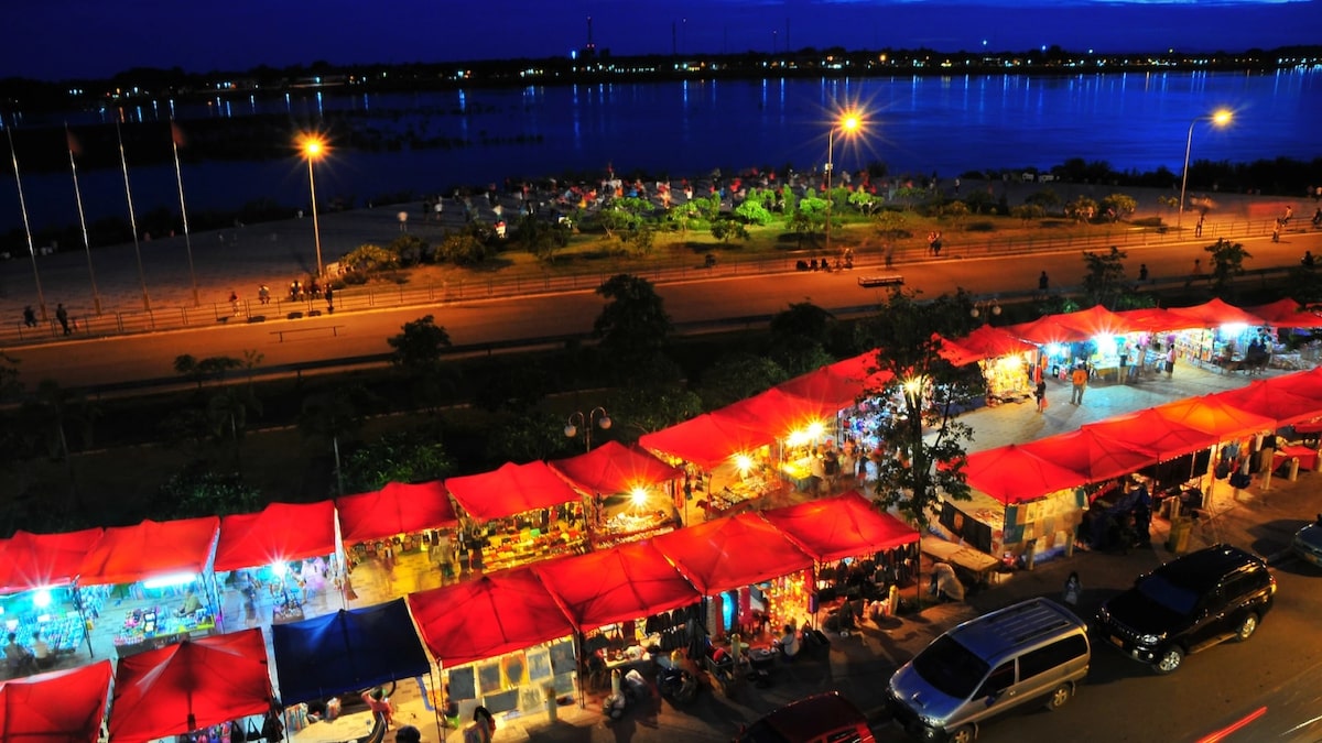 Vientiane Night Market - Tempat Wisata Favorit dan Terkenal di Laos