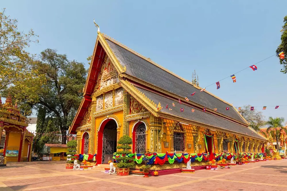 Wat Si Muang - Tempat Wisata Favorit dan Terkenal di Laos