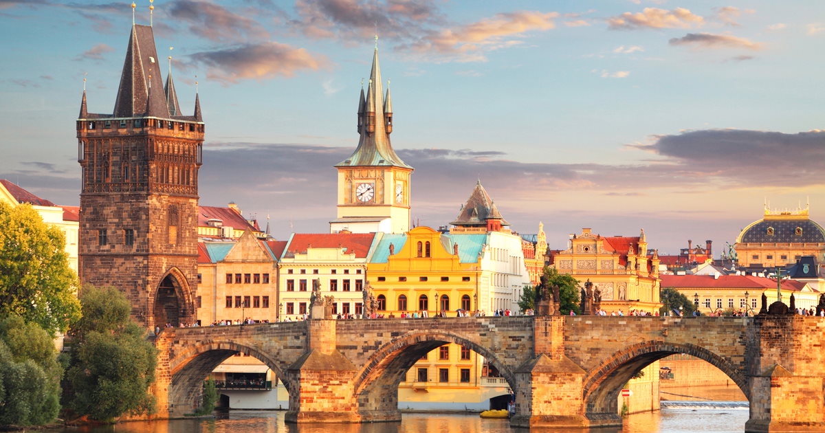 Charles Bridge - Tempat Wisata Favorit dan Terkenal di Praha Ceko