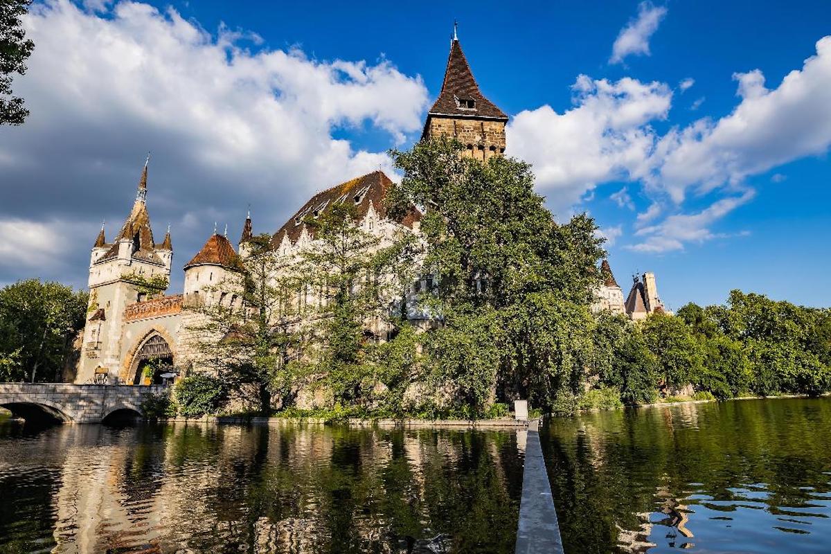 Vajdahunyad Castle - Tempat Wisata Favorit dan Terkenal di Budapest