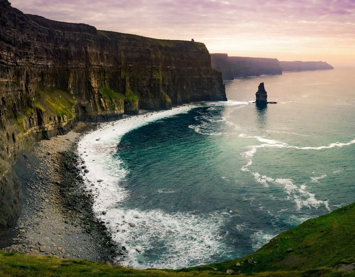 Cliffs of Moher (Tebing Moher) - Tempat Wisata Favorit dan Terkenal di Irlandia