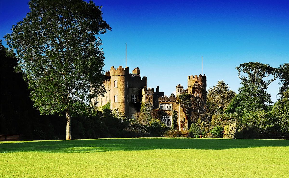 Malahide Castle & Gardens - Tempat Wisata Favorit dan Terkenal di Irlandia