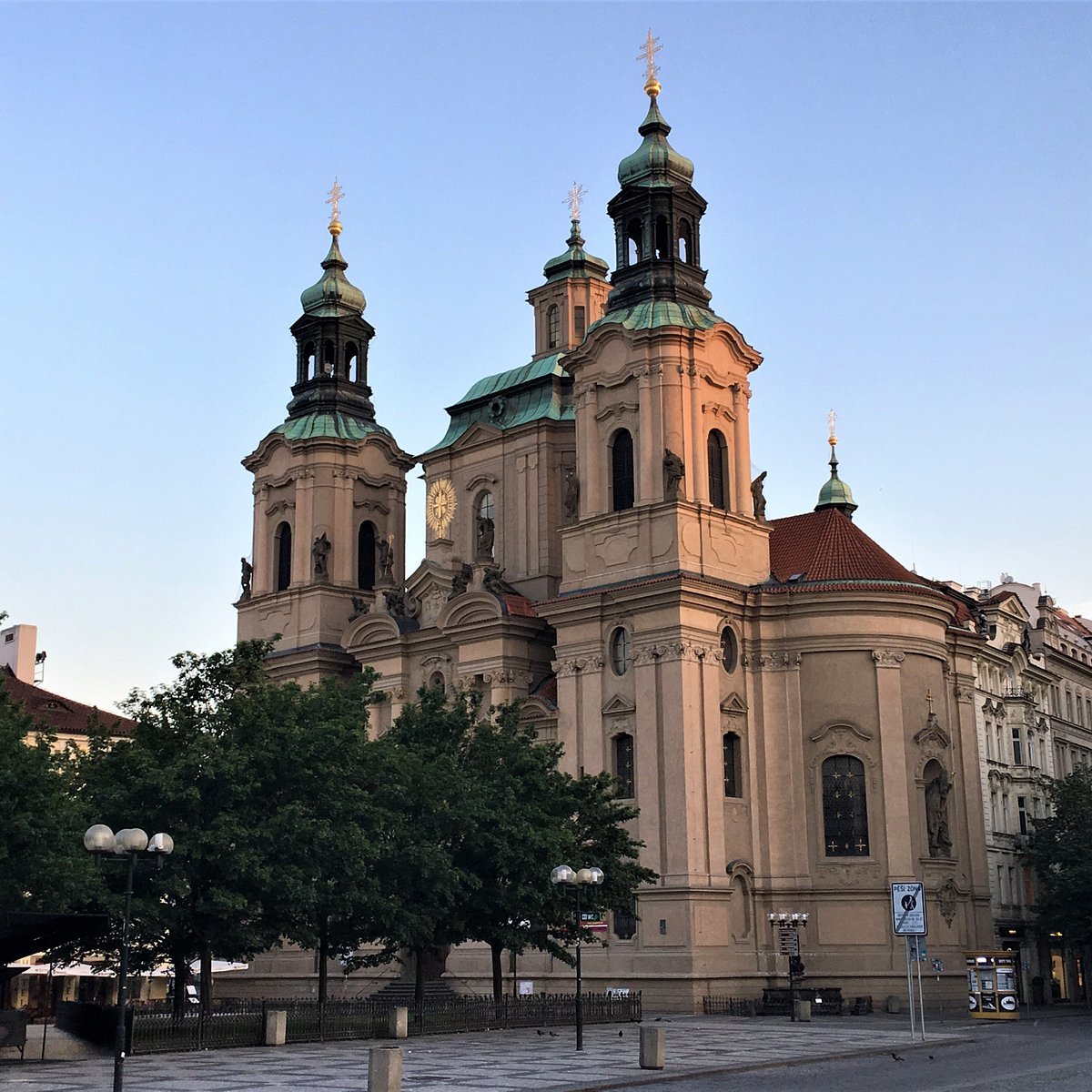 St. Nicholas Church - Tempat Wisata Favorit dan Terkenal di Praha Ceko