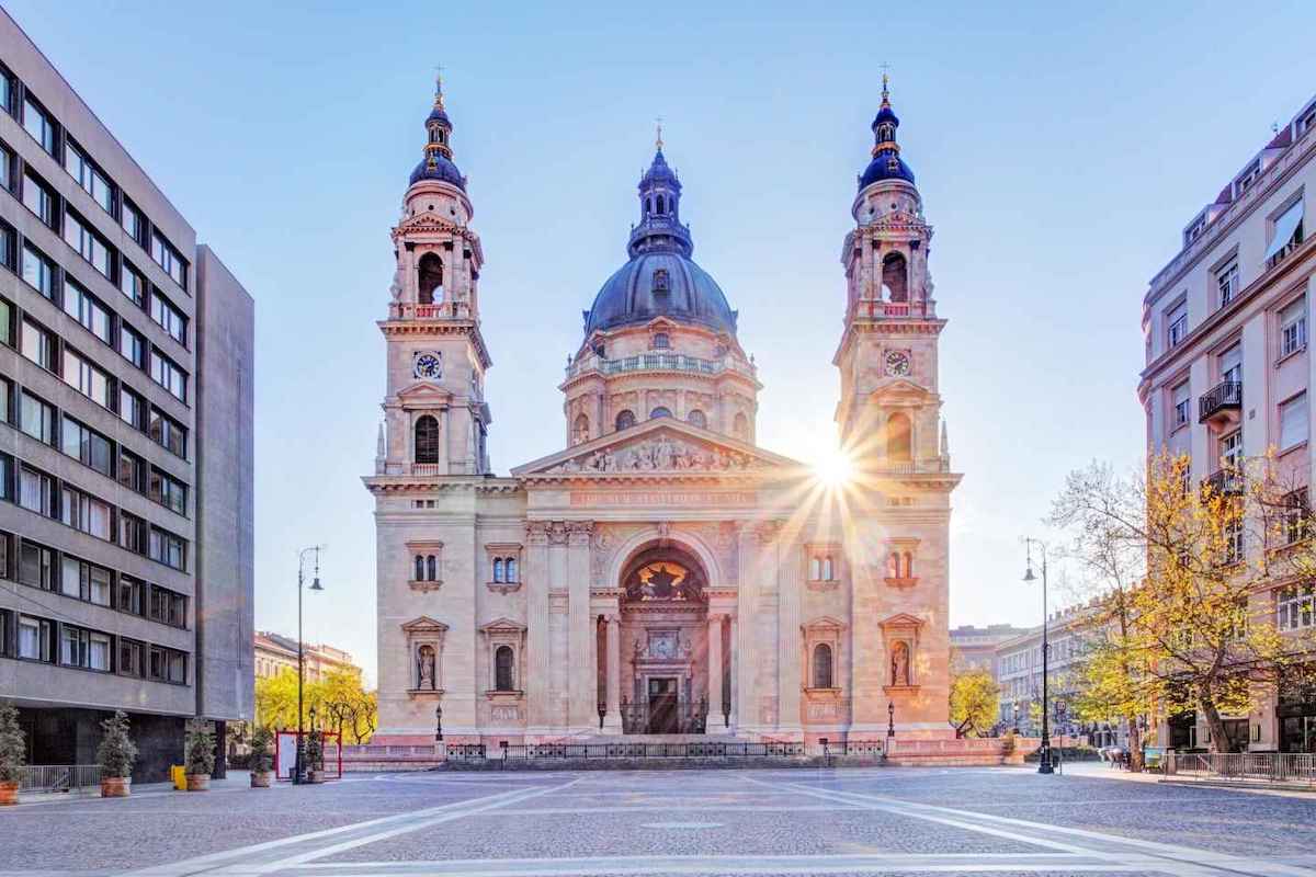St. Stephen's Basilica - Tempat Wisata Favorit dan Terkenal di Budapest