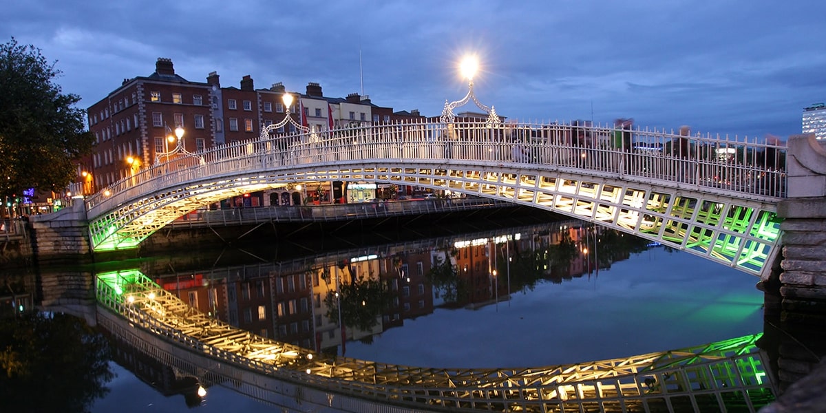 Ha'penny Bridge - Tempat Wisata Favorit dan Terkenal di Irlandia