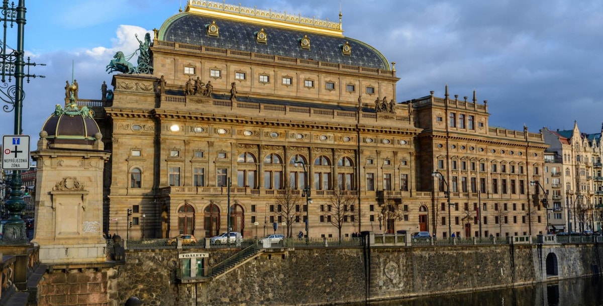 National Theatre - Tempat Wisata Favorit dan Terkenal di Praha Ceko