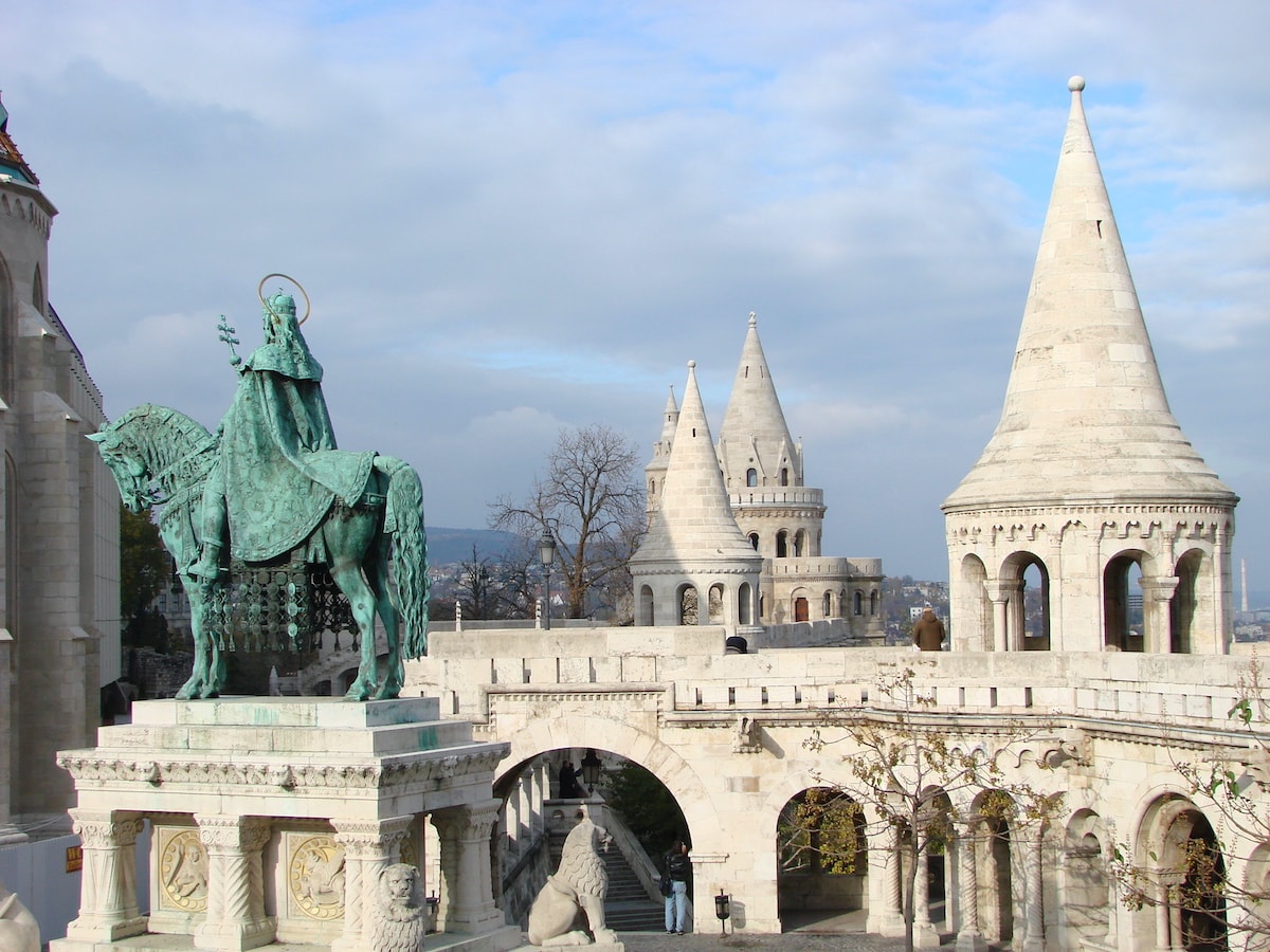 Fisherman's Bastion - Tempat Wisata Favorit dan Terkenal di Budapest