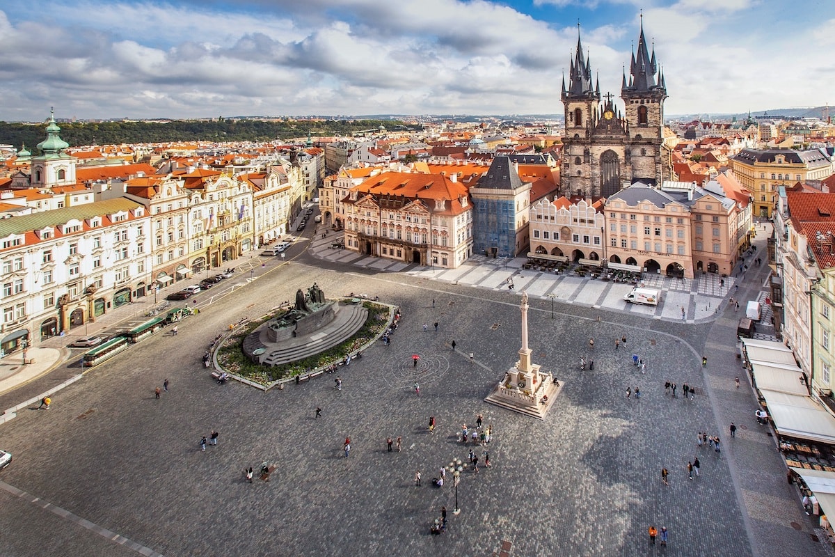 Old Town Square - Tempat Wisata Favorit dan Terkenal di Praha Ceko