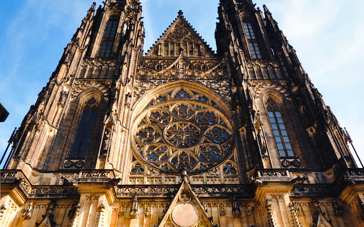 St. Vitus Cathedral - Tempat Wisata Favorit dan Terkenal di Praha Ceko
