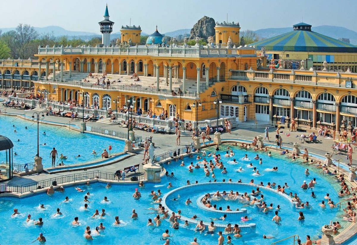 Széchenyi Thermal Bath - Tempat Wisata Favorit dan Terkenal di Budapest