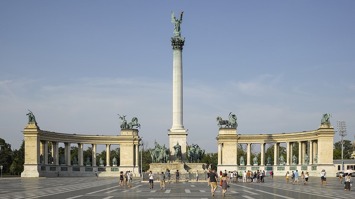 Heroes' Square - Tempat Wisata Favorit dan Terkenal di Budapest
