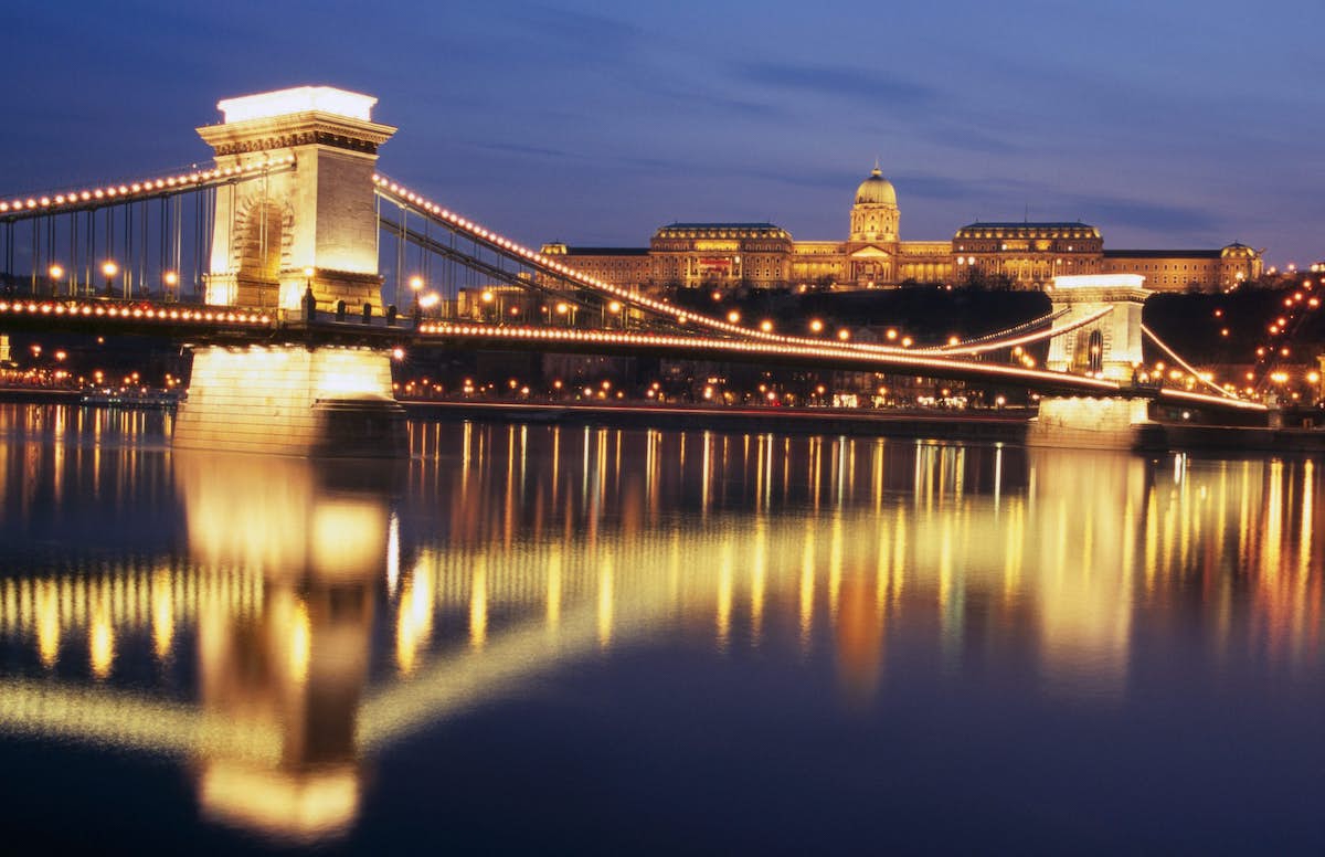 Széchenyi Chain Bridge - Tempat Wisata Favorit dan Terkenal di Budapest