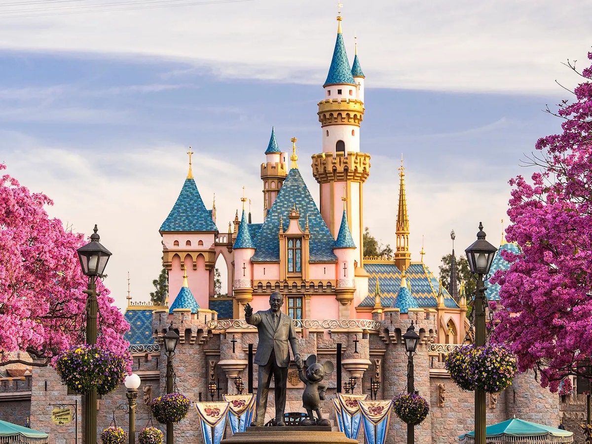 Disneyland - Tempat Wisata Favorit dan Terkenal di California