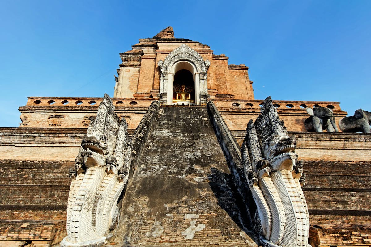 Wat Chedi Luang - Tempat Wisata Favorit dan Terkenal di Chiang Mai Thailand