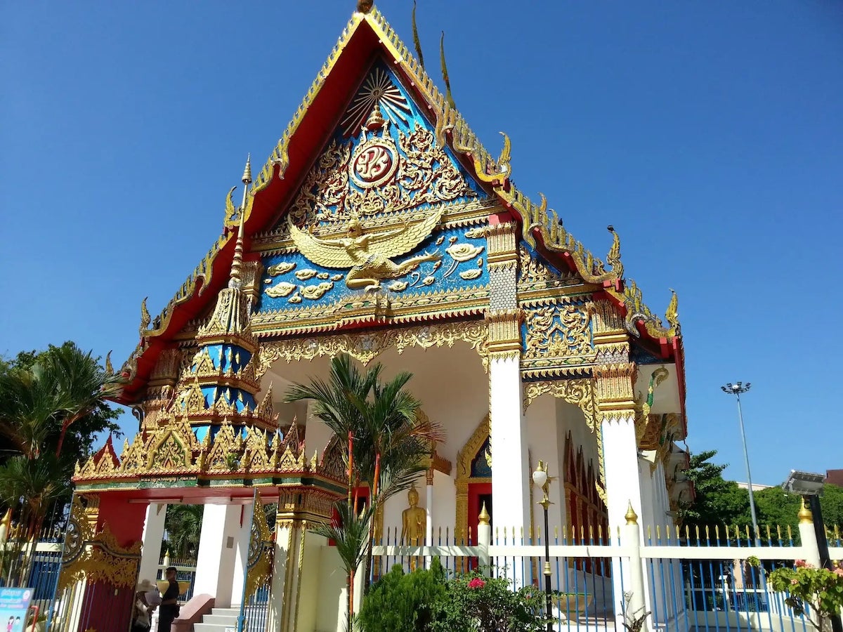 Wat Mongkhon Nimit - Tempat Wisata Favorit dan Terkenal di Phuket Thailand