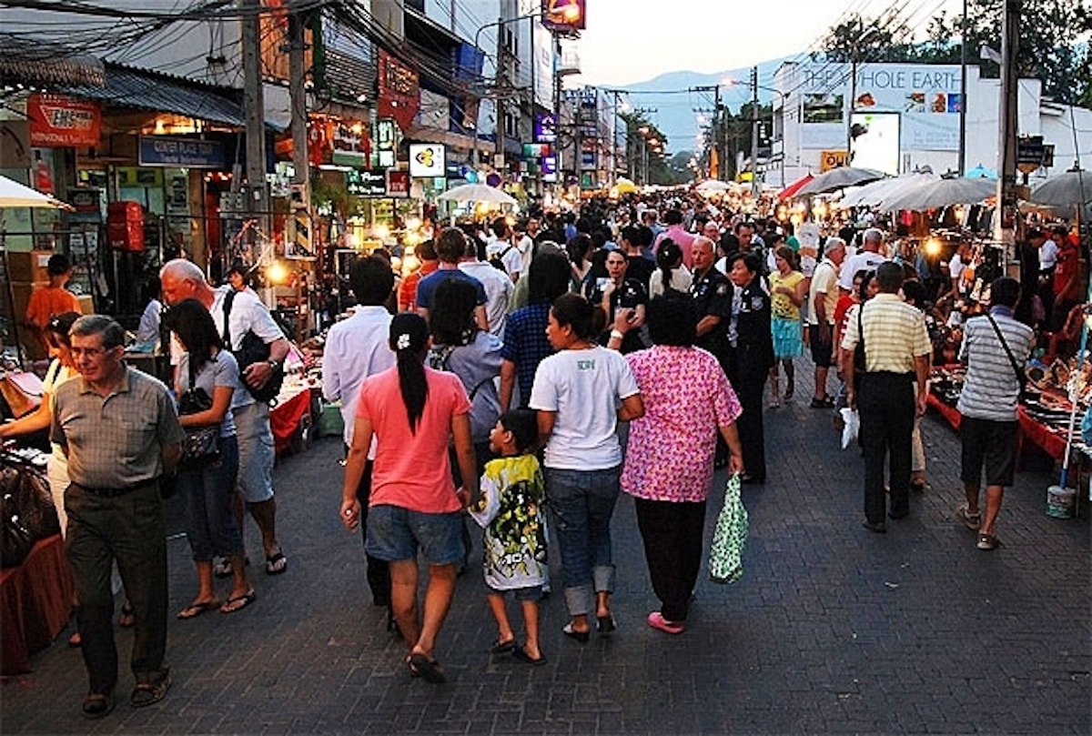 Wua Lai Walking Street - Tempat Wisata Favorit dan Terkenal di Chiang Mai Thailand