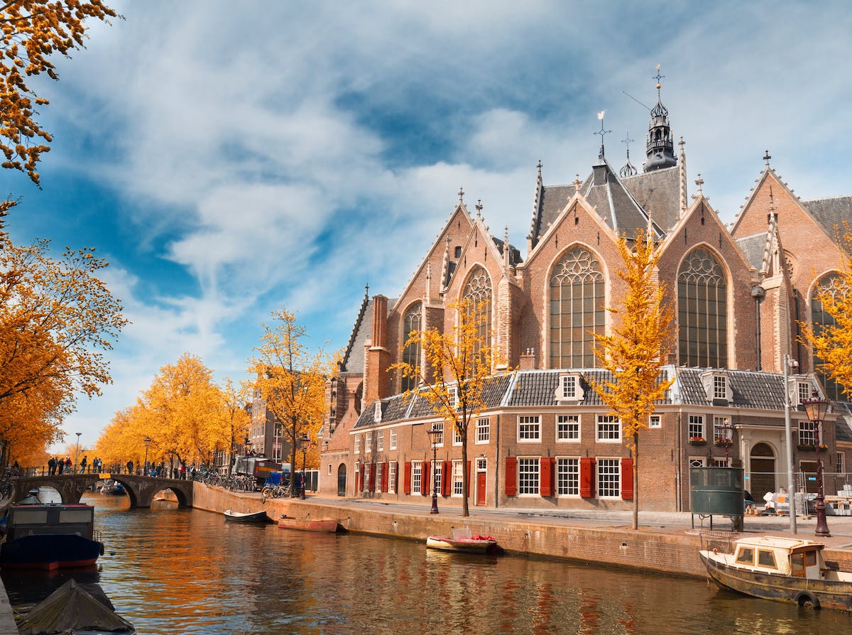 Oude Kerk Amsterdam - Tempat Wisata Favorit dan Terkenal di Amsterdam