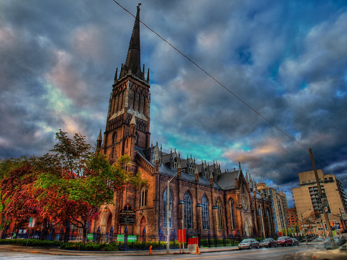 St. Michael's Cathedral Basilica - Tempat Wisata Favorit dan Terkenal di Toronto