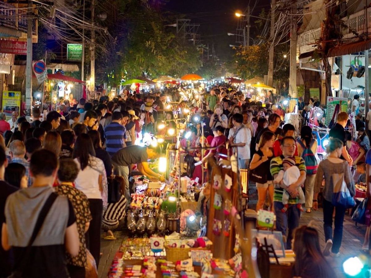 Tha Phae Walking Street - Tempat Wisata Favorit dan Terkenal di Chiang Mai Thailand