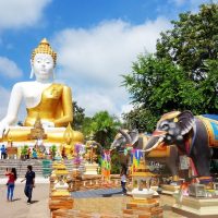 Wat Phra That Doi Kham - Tempat Wisata Favorit dan Terkenal di Chiang Mai Thailand