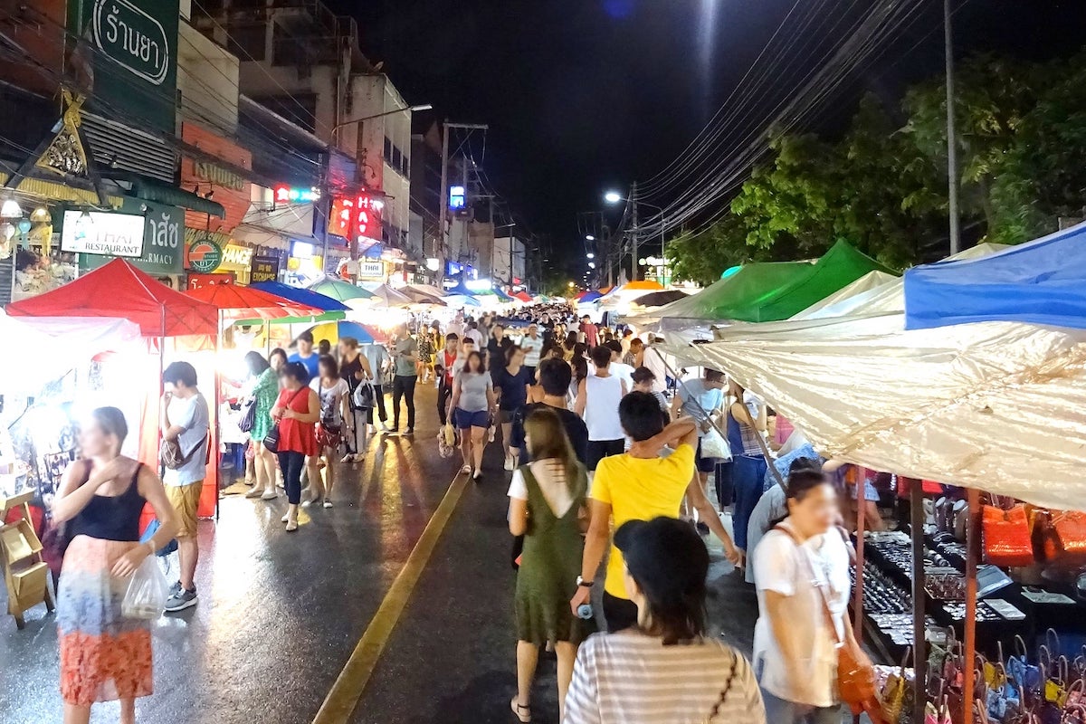 Chiang Mai Night Bazaar - Tempat Wisata Favorit dan Terkenal di Chiang Mai Thailand