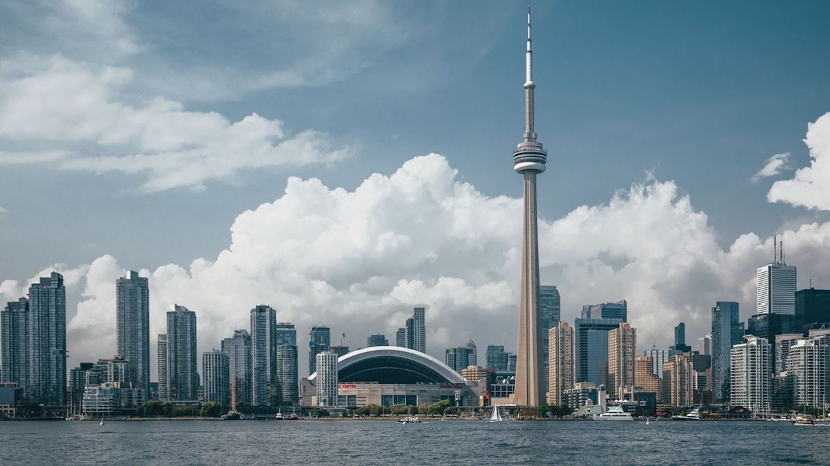 CN Tower - Tempat Wisata Favorit dan Terkenal di Toronto
